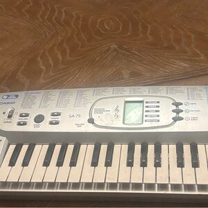 Casio SA-75 Keyboard with Black and White Keys